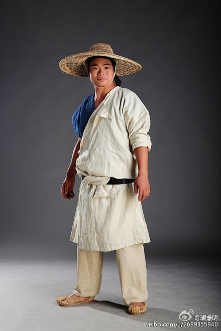 唐代农夫装束唐朝时期的庶民一般穿着两侧开衩的白色袍衫少数情况下