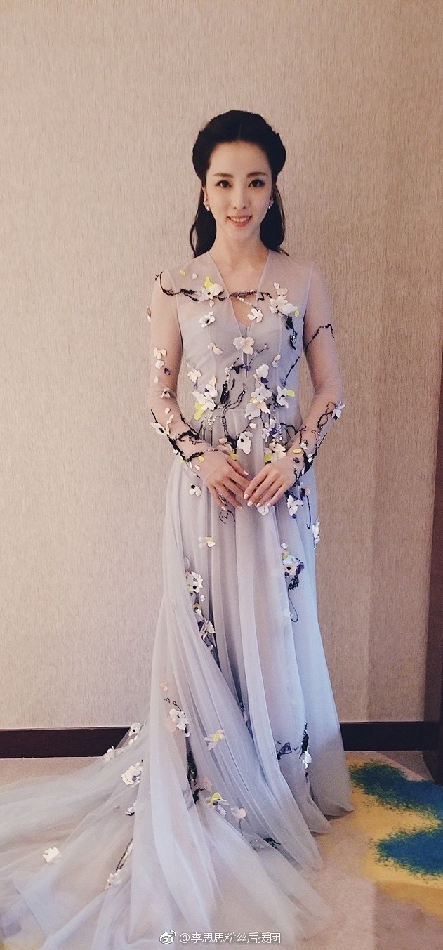 央视主播李思思长裙曳地轻纱面料上演深v诱惑67676767