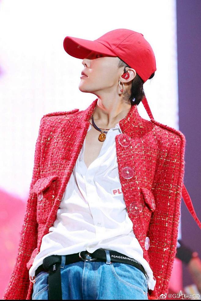 别温驯的走进这良夜从雨中的背影转采于2021-02-04 23:26:45权志龙