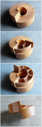 普通抽屉都是一个可以拉开的、没有上盖的长方体盒子，而匈牙利陶艺师Laszlo Tompa设计了一款木制螺旋抽屉。不仅有用，而且有趣。这款名为“螺旋盒”的抽屉有点像是蜗牛的内脏，抽屉芯沿着抽屉盒呈螺旋状打开，这也是该设计的精华所在：通过旋转设计把常见的东西变成极具把玩性的玩具，而且不会丧失原来的功能。