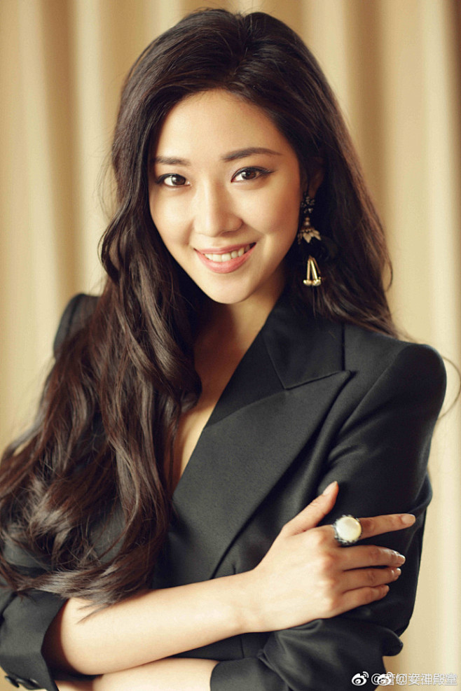 菅纫姿黑色深v,小性感穿搭,风采迷人,行走间魅力绽放. ​​​ 6