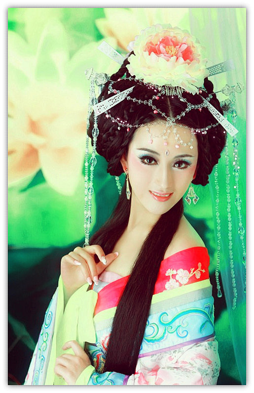 岁月不知涟漪落，也笑红尘自飞花。