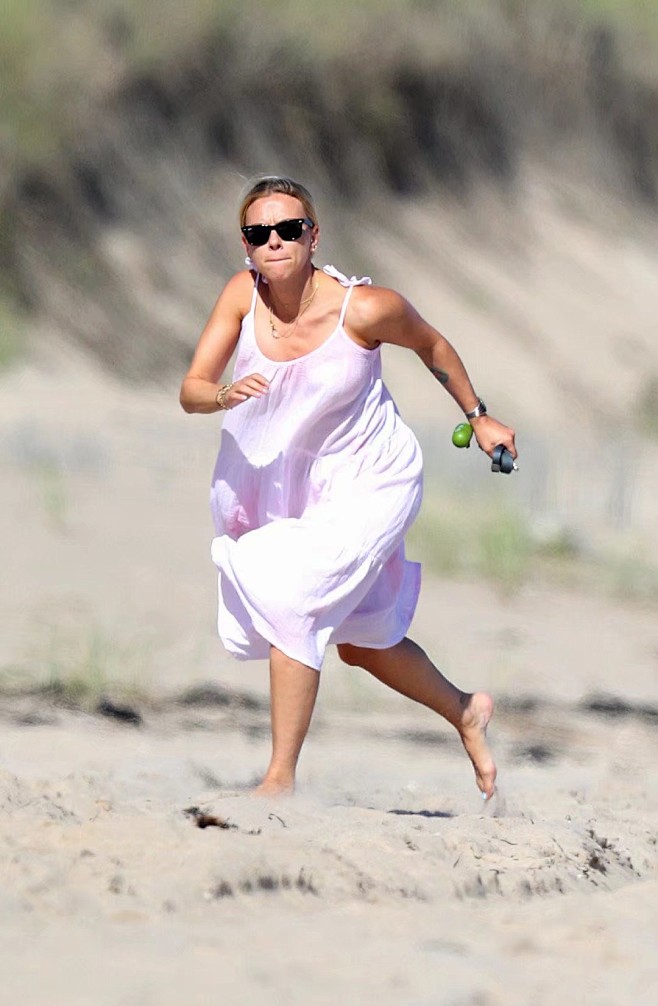 寡姐scarlettjohansson在汉普顿斯海滩度假美图释出状态真好eme401272