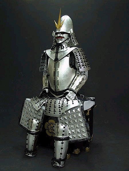 织田信长着用本银箔押黒糸威南蛮胴具足