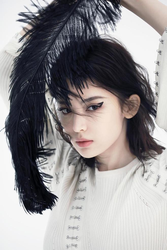 26日,娜扎工作室分享了一组拍摄杂志的花絮照,娜扎画着猫眼妆,魅惑