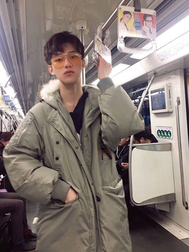 20-11-09 22:32:31二十岁小鲜肉逗号刘海发型超有范儿 韩版帅哥图片(2