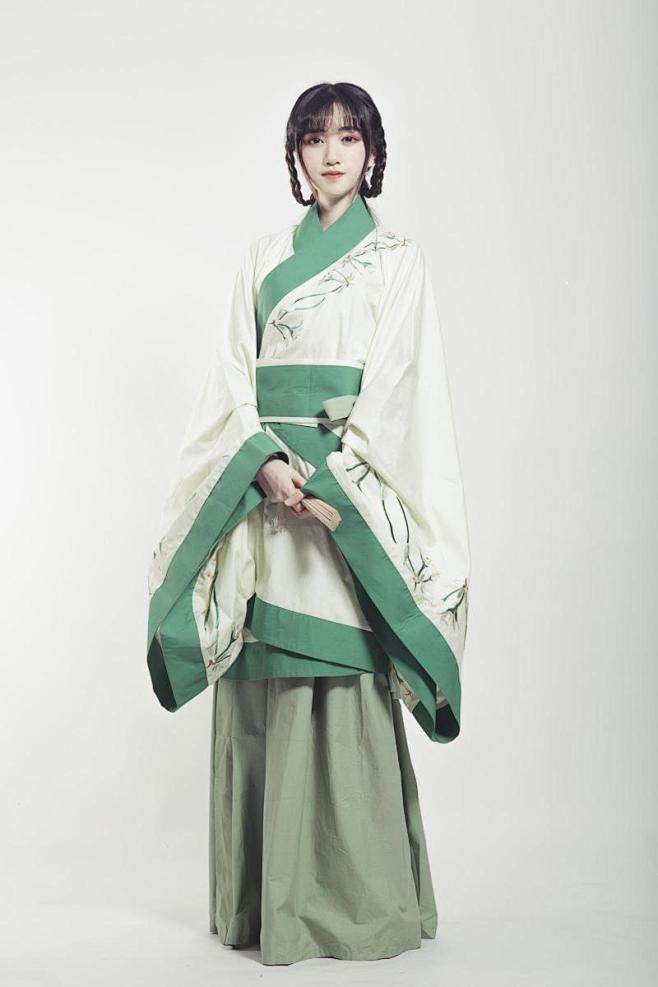 玉簪花仿苏绣双绕"曲裾"绕襟袍:棉麻绣花绕襟袍一件,棉麻下裙一件,宽