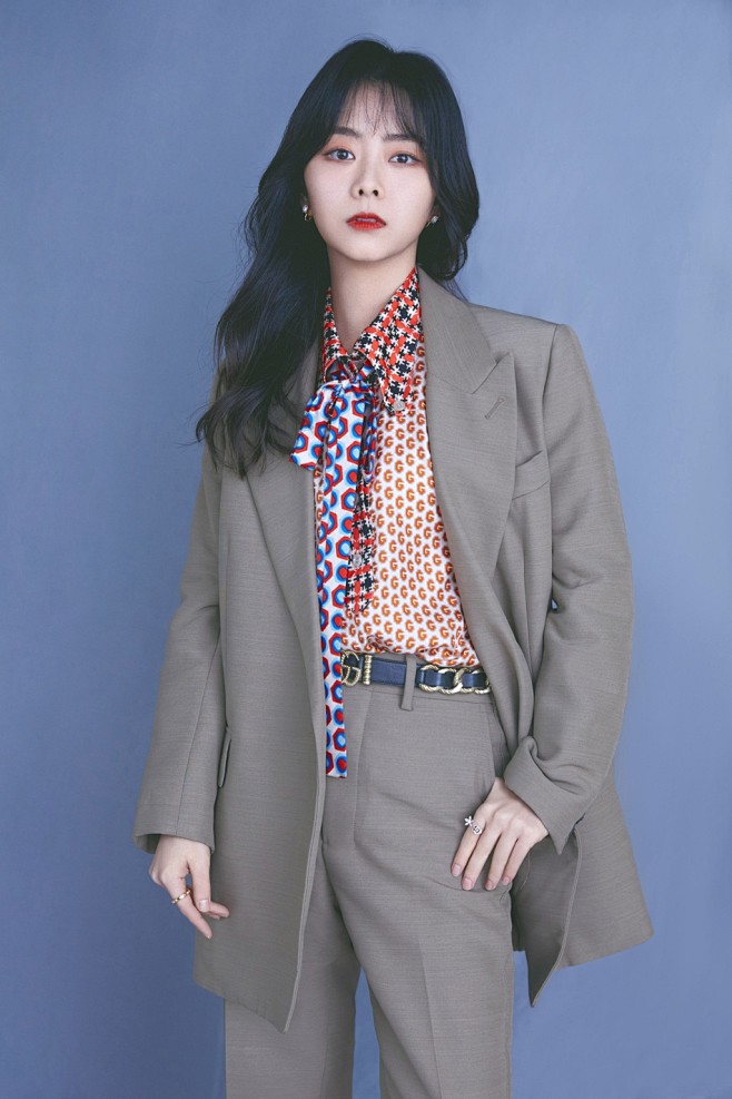 组图谭松韵穿西装变身酷girl超养眼披肩卷发显温柔可盐可甜4月5日