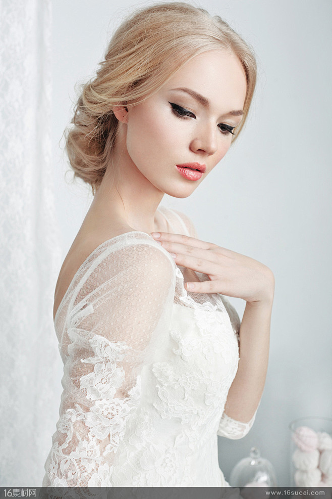 穿着蕾丝婚纱的侧面美女高清图片
