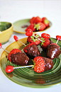 ♡【水果甜品】♡ 『草莓巧克力伯爵』 草莓洗净，用纸巾擦干表面的水分。黑巧掰开放入小锅中，坐入烧开了水的大锅中，隔水加热，边加热边搅拌至巧克力完全融化；取一个草莓在融化的巧克力中蘸一下，让巧克力液均匀裹在草莓上，草莓的3/4裹上巧克力即可，这样比较好看。将裹好巧克力的草莓摆在涂了油的平盘上，稍晾凉后移冰箱冷藏一会~，加速巧克力凝固，吃起来外皮脆脆的。