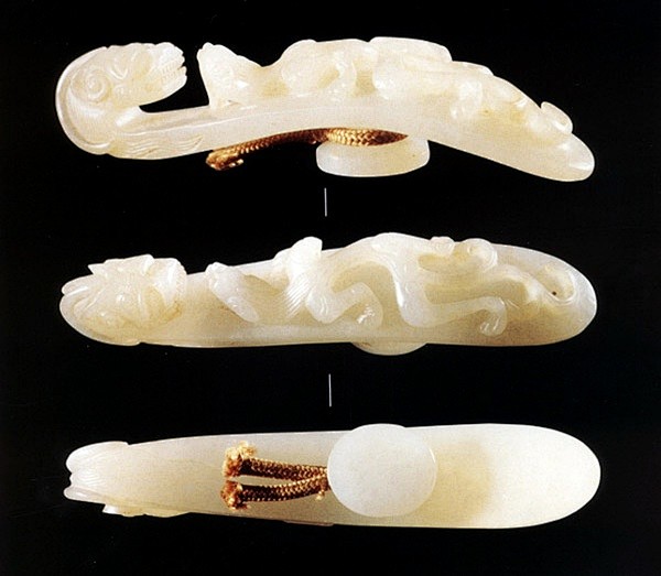 龙首螭纹玉带钩——明代,长15.5厘米,.