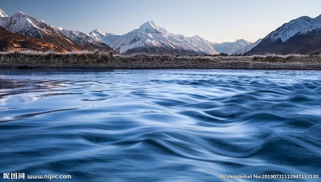 湖水水面波光粼粼山水