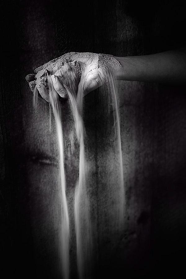 岁月在指间如流沙滑落十指流沙泄露最美华年十指流沙握不住似水年华