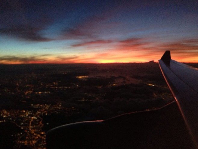 已经在广州机场里坐了四个小时了,至少还要再