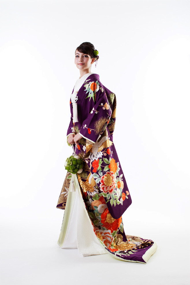日本的传统婚礼为神前婚礼;而花嫁衣是神前婚礼的必要穿著
