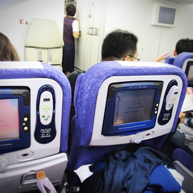 香港的国航人员很贴心地划了靠窗一侧的两个独