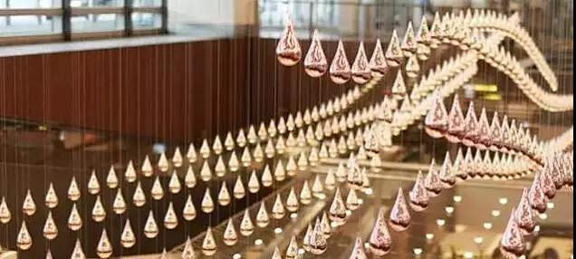 并且新加坡的樟宜机场还有雨之舞的动态装置