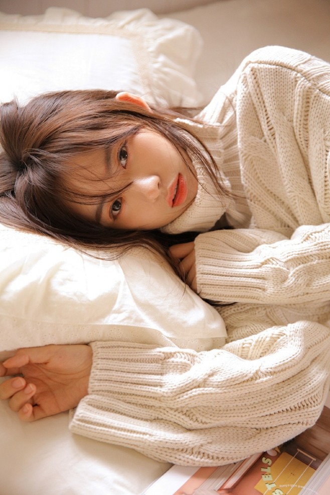 锁骨精致诱人的漂亮软妹五官清秀仙气飘飘喷血艺术照