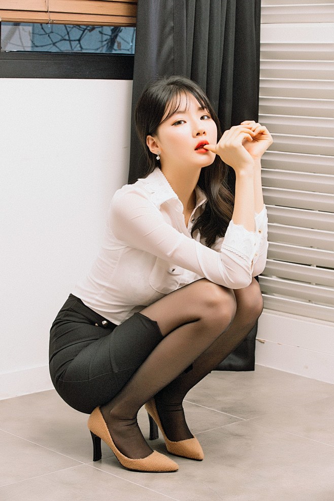 女性蹲姿照片人体结构参考来自cgbookcn641