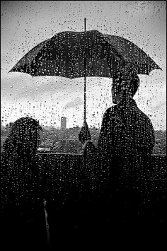 男人雨中背影图片图片