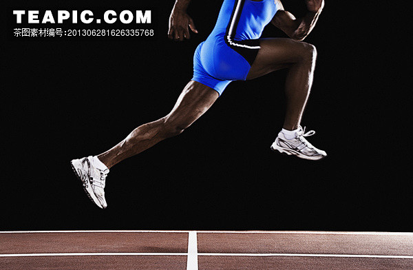 跑道上黑人运动员跨步特写