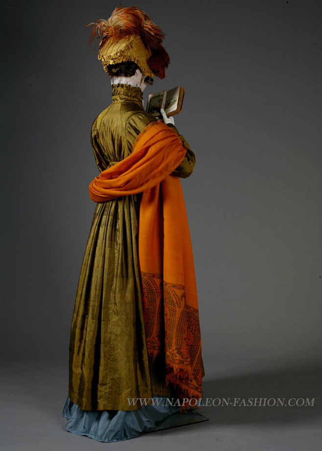 服装在外网看到的帝政服饰展各种好看的古董帝政裙还有搭配的披肩帽子