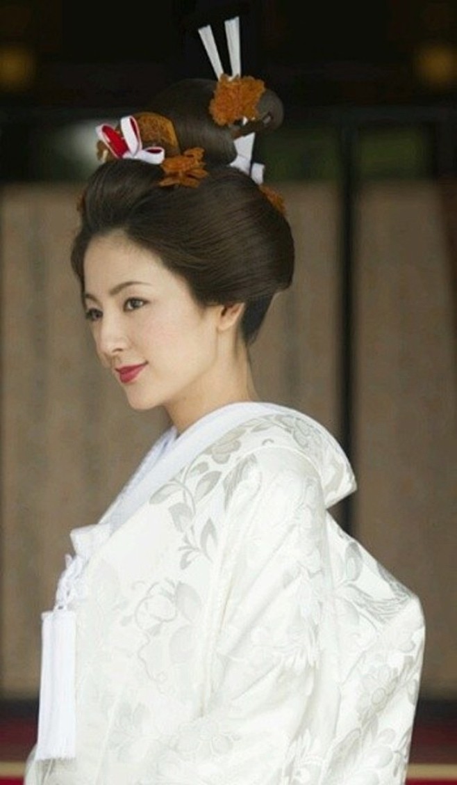 高岛田的发型配上鳖甲风的花嫁发饰套装头上戴角隐或者棉帽子白无垢