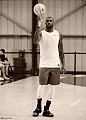 詹皇现身训练营当导师 : 近日，NBA骑士队巨星勒布朗-詹姆斯在洛杉矶举办的篮球训练营开营
