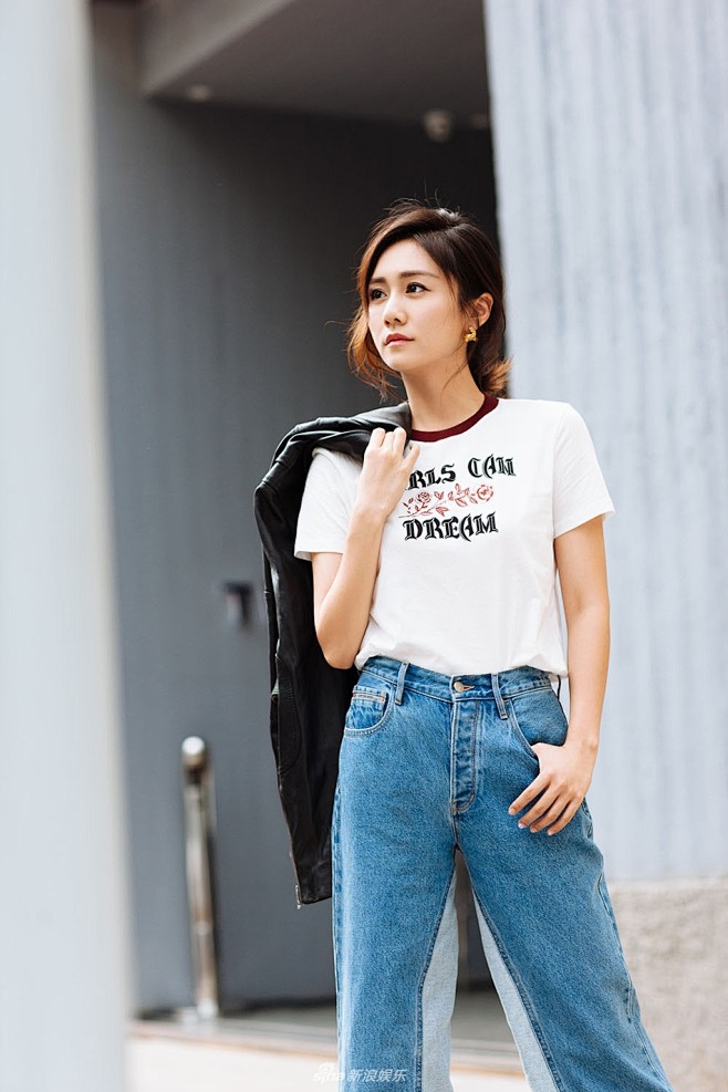 刘芸曝光了一组初秋街拍她穿着简单随性的t恤搭配牛仔裤手拎皮衣酷酷