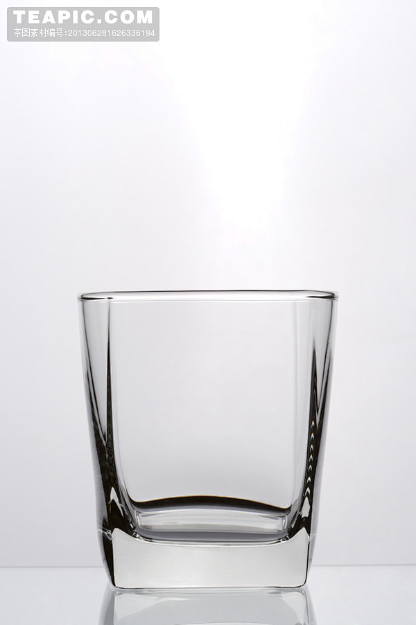 一个方形透明玻璃杯