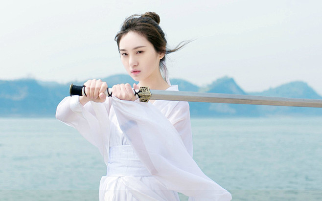 古风白衣美女素雅执剑写真电脑壁纸