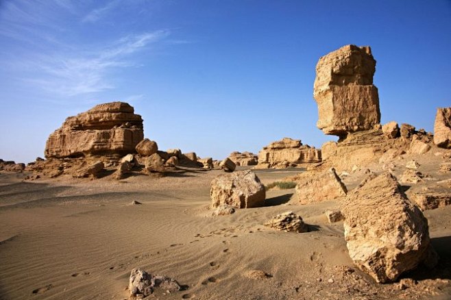 风沙地貌是干旱地区由于强劲风力的侵蚀搬运和堆积作用而形成的地貌的