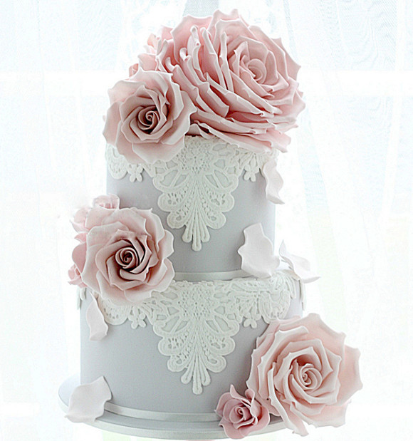 精心设计的婚礼翻糖蛋糕用糖皮手工制作的糖花很真实精心设计的婚礼