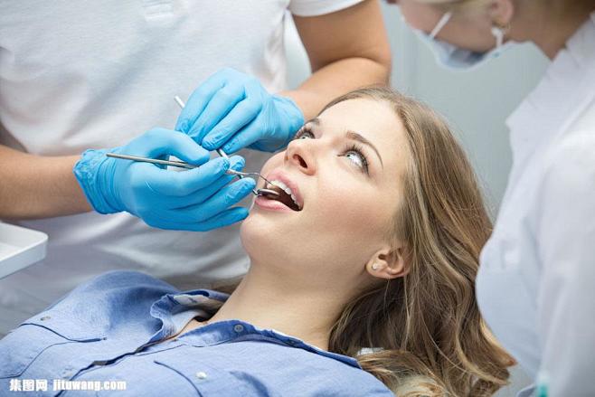 口腔清洁牙美女