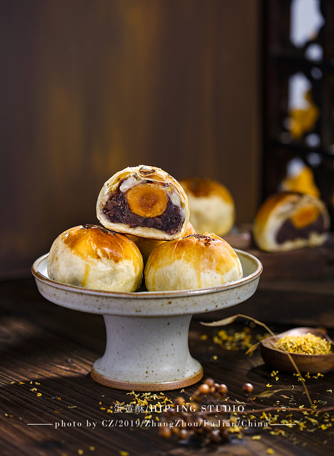 蛋黄酥中式糕点复古中式风静物摄影美食摄影