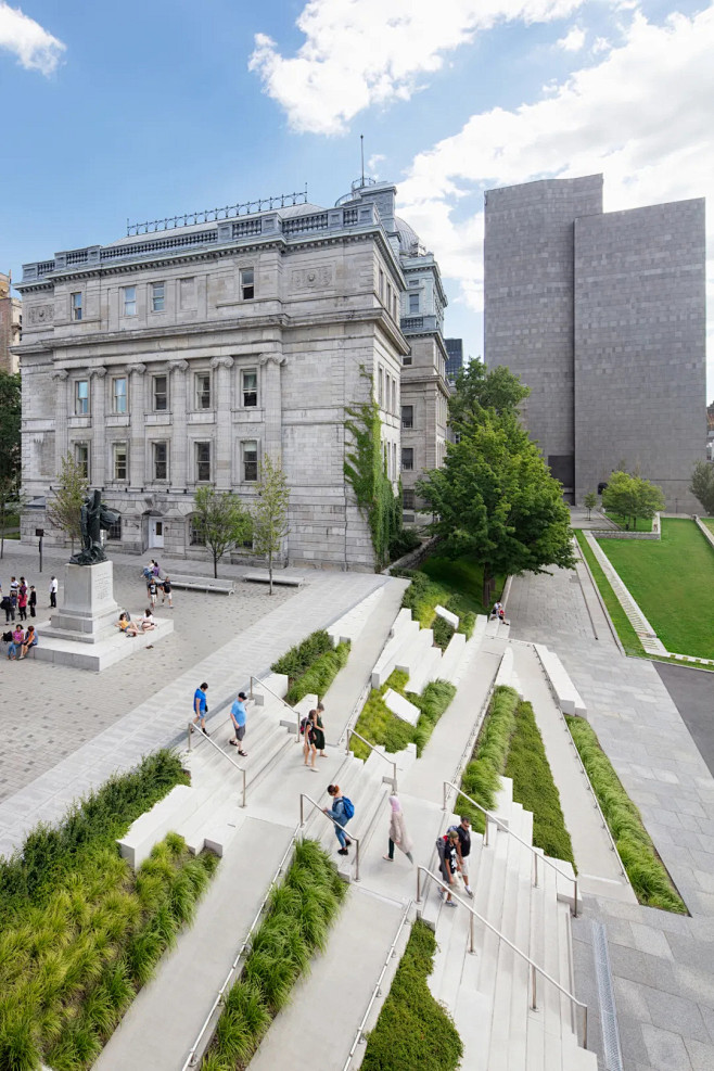 打开景观的通透性,并加入无障碍设计,改造后的 vauquelin 广场,不仅