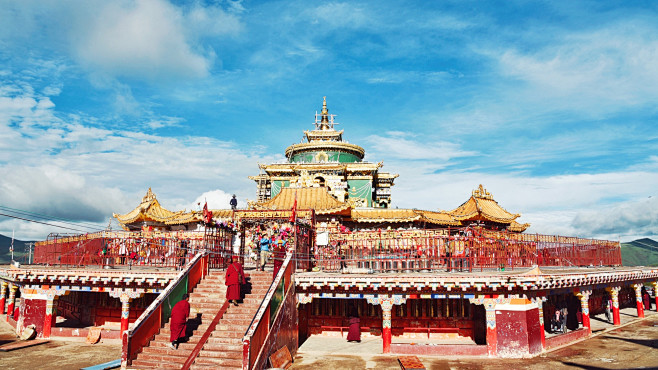 色达喇荣寺五明佛学院位于四川省甘孜藏族自治州色达县城约二十公里处