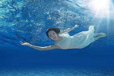 游泳的女人很漂亮图片