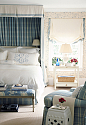 家居 淡蓝色花纹的壁纸,淡蓝色的沙发,淡蓝色的… #卧室#