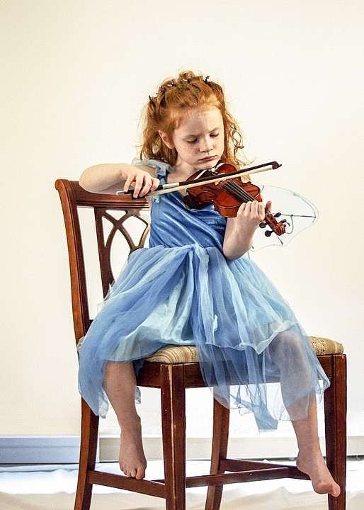 小提琴儿童女孩音乐仪器音乐家年轻播放教训古典仙女