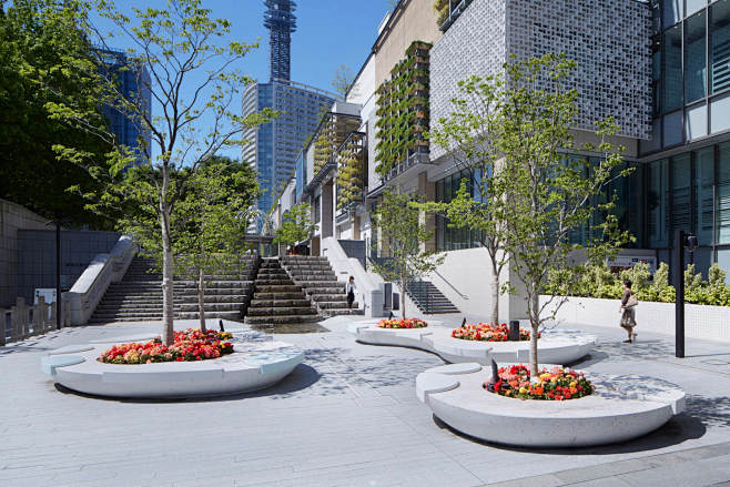 みなまき みんなのひろば（南万騎が原駅前広場） 駅前の再開発に伴う駅前広場のデザインを担当しました。駅と街に約4mもの高低差が存在する南