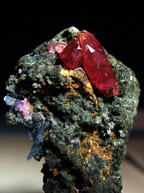 坦桑尼亚出产的红宝石原石图片wikicommons