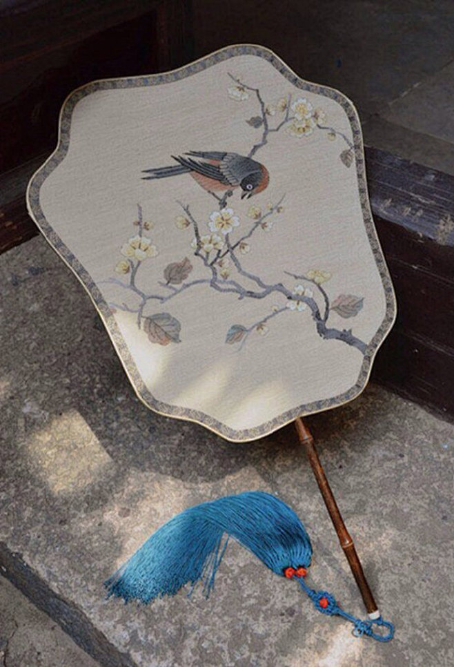 中国团扇有着深厚的文化底蕴团扇的手柄多以木竹骨等材料精雕细琢制作