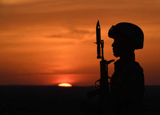武警战士站岗图片图片