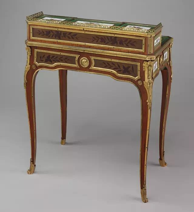 洛可可卡兰小桌背面