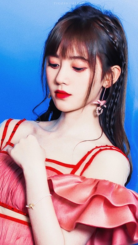 眉眼温柔 : 近日,鞠婧祎工作室晒出她在多伦多美