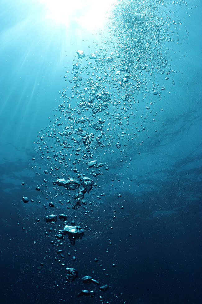 深海里的水泡背景图片