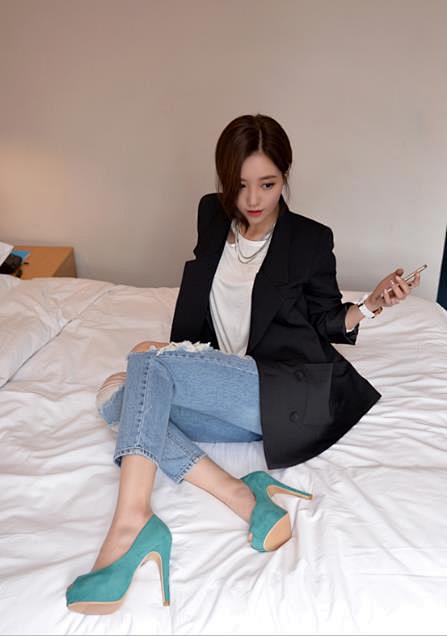 女性坐姿照片人体结构参考来自cgbookcn1464