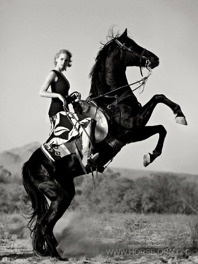 女子骑马奔跑图片