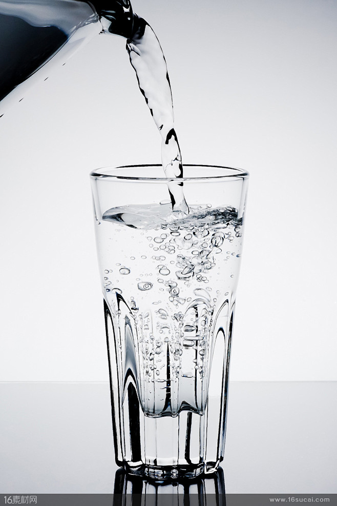 往杯子里倒水的高清图片